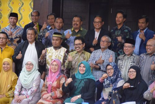 Foto bersama para anggota AIUA dengan Perwakilan Wali Kota Banjarmasin Lukman Fadlun (Foto-Humas-Hadi Rustami)