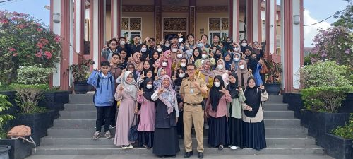 Foto bersama para mahasiswa dan dosen dengan pejabat Dispersip Kalsel (Foto:Prodi S-1 IPII)