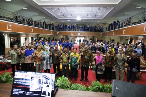 Foto bersama pimpinan UIN Antasari dengan para pejabat OJK dan mahasiswa (Foto-Humas-Hadi Rustami)