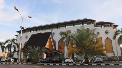 Gedung Jabal Rahmah Asrama Haji Embarkasi Banjarmasin tampak bagian depan (Foto-Humas-Achmad Magfur)