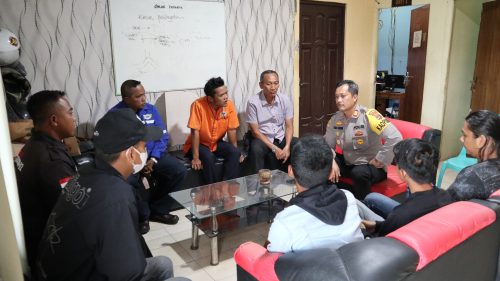 Kapolsek Liang Anggang AKP Yuda Kumoro Pardede, M.H. sedang menasihati 2 terlapor (Foto-Humas-Achmad Magfur)