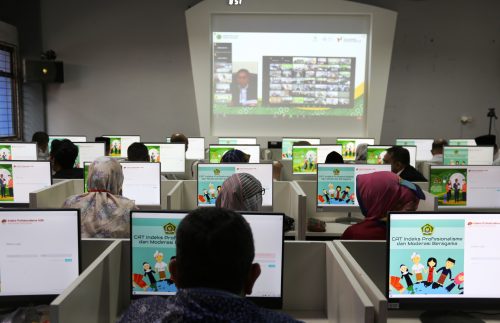 Karo Kepegawaian Setjen Kemenag RI Dr. H. Nuruddin, S.Pd.I., M.Si. saat menyampaikan laporan panitia nasional via daring (Foto:Humas/Hadi Rustami)