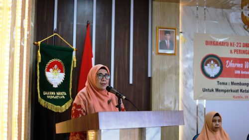 Ketua DWP Fakultas Syariah UIN Antasari Dra. Hj. Nadiyah, M.H. saat menyampaikan laporan panitia (Foto:Humas/Yulida Rifani)