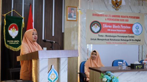 Ketua DWP UIN Antasari Nyonya Hj. Mariani Mujiburrahman saat memberikan sambutan (Foto:Humas/Yulida Rifani)