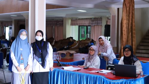 Ketua Panitia Tilok UIN Antasari Hj. Bulkisnawati, S.Ag., M.Pd.I. (belakang) saat berfoto bersama dengan panitia (Foto:Humas/Yulida Rifani)