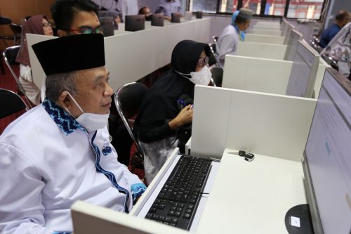 Ketua Senat UIN Antasari Prof. Dr. H. Abdul Hafiz A.Z., M.A. saat mengikuti Tes IPMB ASN 2022 (Foto:Humas/Hadi Rustami)