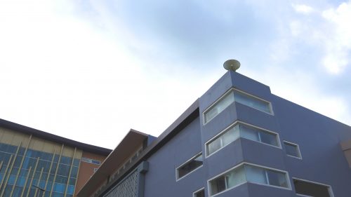 Masjid Kampus 2 yang menyatu dengan gedung perpustakaan (Foto:Humas/Achmad Magfur)