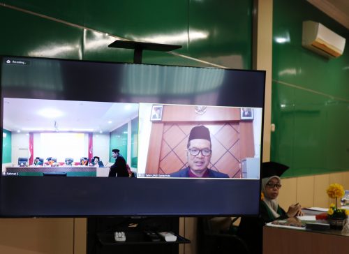 Melalui daring, Dr. H. M. Tahir, S.Ag., M.M., penguji eksternal dari Universitas Islam Negeri Sultan Aji Muhammad Idris Samarinda (Foto:Humas/Hadi Rustami)