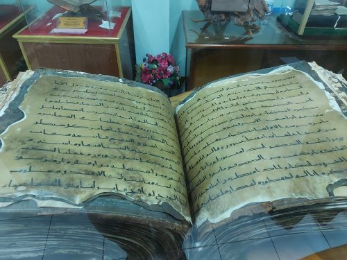Mushaf Al-Qur'an lama zaman Kekhilafahan Abbasiyah di Muzium Manuskrip Al-Qur'an Narathiwat Thailand (Foto:Muhammad Sandi Rosyadi)