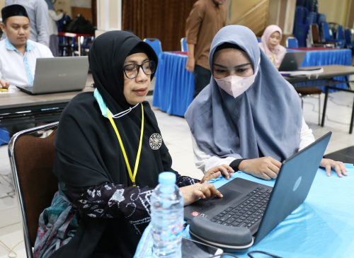 Panitia membantu peserta untuk kelancaran mengikuti Tes IPMB ASN 2022 (Foto:Humas/Hadi Rustami)