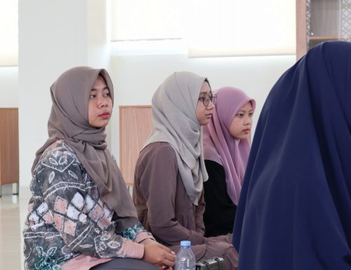 Panitia membaur bersama mahasiswi mengikuti acara di Masjid Kampus 2 (Foto:Humas/Achmad Magfur)