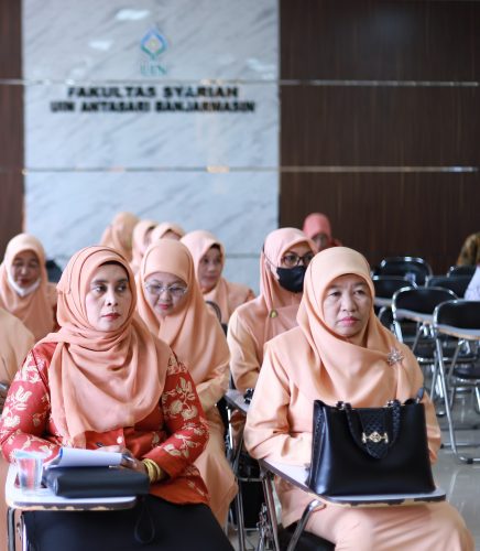 Para anggota DWP UIN Antasari saat mengikuti acara (Foto:Humas/Yulida Rifani)