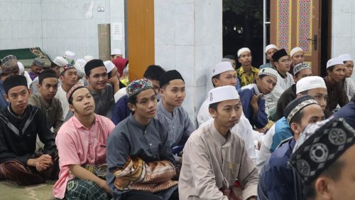 Para mahasantri tahap ke-7 Tahun Akademik 2021-2022 saat mengikuti acara penutupan (Foto:Humas/Achmad Magfur)