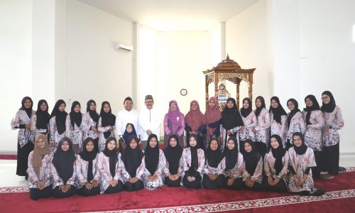 Para mahasantriwati Lorong D Atas Asrama Putri Kampus 2 UIN Antasari (Foto:Humas/Achmad Magfur)