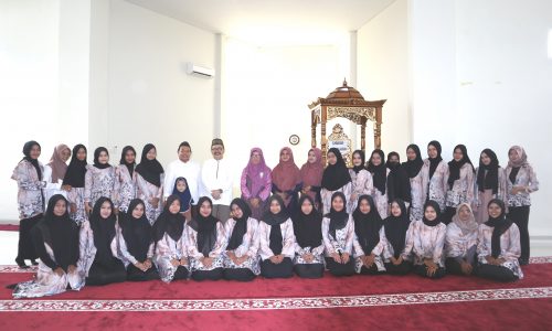 Para mahasantriwati Lorong F Bawah Asrama Putri Kampus 2 UIN Antasari (Foto:Humas/Achmad Magfur)