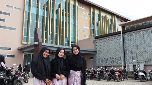 Para mahasantriwati angkatan pertama asrama kampus 2 usai mengikuti acara penutupan (Foto:Humas/Achmad Magfur)