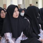 Para mahasantriwati sedang mengikuti acara penutupan (Foto:Humas/Achmad Magfur)