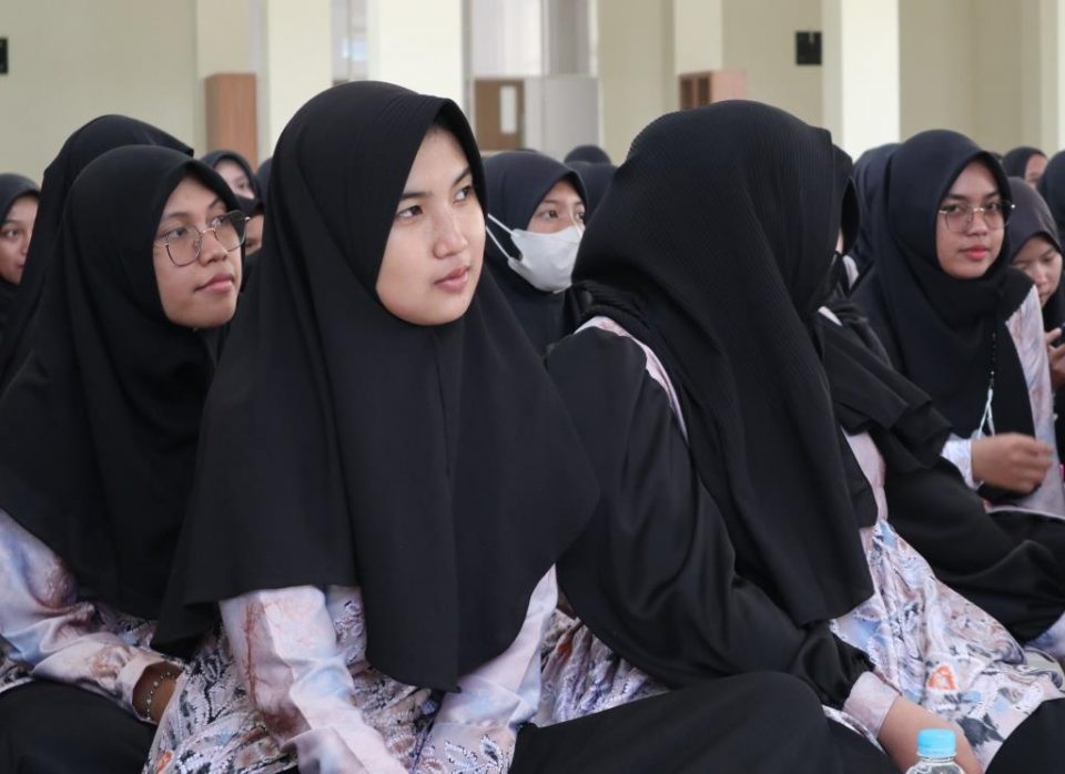 Para mahasantriwati sedang mengikuti acara penutupan (Foto:Humas/Achmad Magfur)