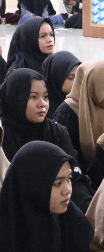 Para mahasantriwati serius mendengarkan cerita dari Rektor UIN Antasari (Foto:Humas/Achmad Magfur)