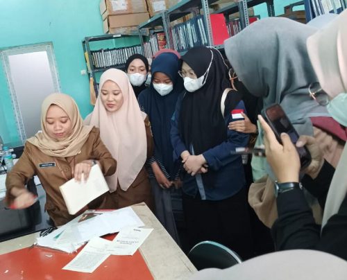 Para mahasiswa UIN Antasari melihat langsung cara konservasi pustaka (Foto Prodi S-1 IPII)