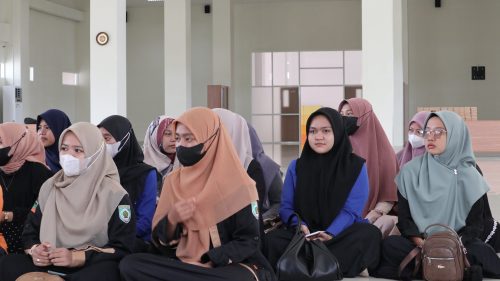Para mahasiswi Balangan dan peserta KKN di Balangan saat mengikuti acara di Masjid Kampus 2 (Foto:Humas/Achmad Magfur)