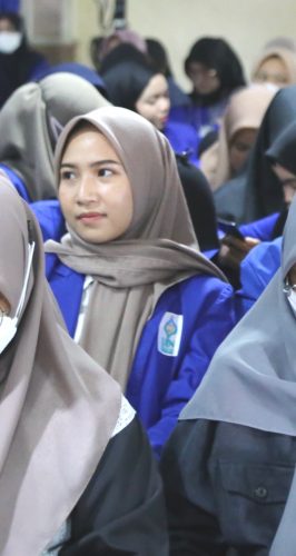 Para mahasiswi antusias mendengarkan kuliah umum dari OJK (Foto-Humas-Hadi Rustami)