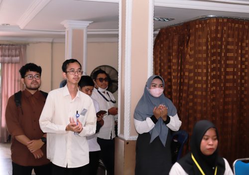 Para panitia berdoa untuk kelancaran acara (Foto:Humas/Yulida Rifani)