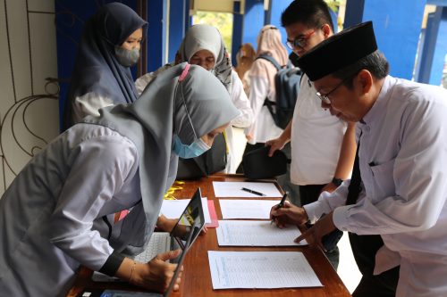 Para panitia melayani registrasi para peserta (Foto:Humas/Hadi Rustami)