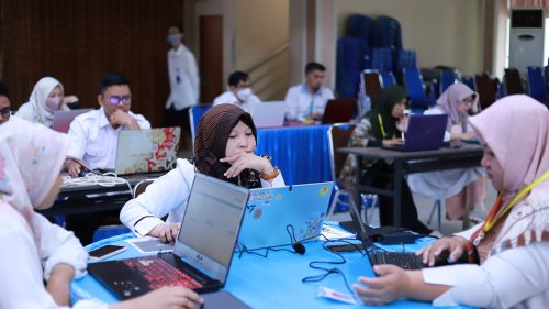 Para peserta berpikir keras menyelesaikan tes IPMB ASN 2022 (Foto:Humas/Yulida Rifani)