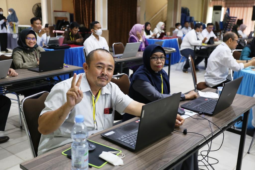 Para peserta ceria berfoto sebelum dipusingkan soal yang membingungkan (Foto:Humas/Hadi Rustami)