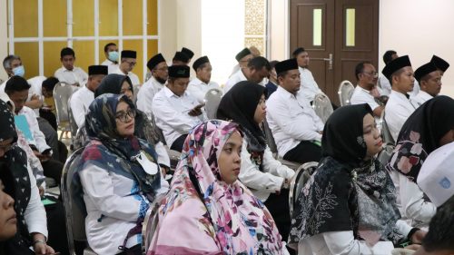 Para peserta mendengarkan penyampaian laporan panitia pusat (Foto Humas Achmad Magfur)