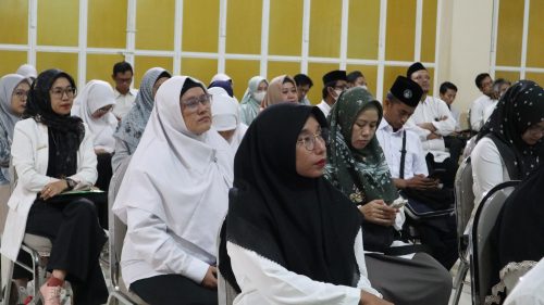 Para peserta mendengarkan sambutan dari pejabat Kemenag RI (Foto:Humas/Achmad Magfur)