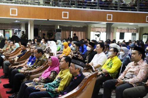 Para pimpinan FEBI beserta guru besar UIN Antasari saat mengikuti kuliah umum OJK (Foto-Humas-Hadi Rustami)