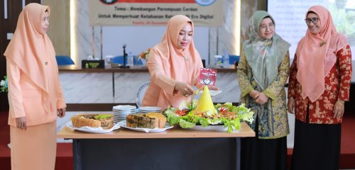 Pemotongan tumpeng syukuran HUT ke-23 DWP (Foto:Humas/Zulkifli Ariyadi)