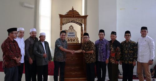 Penyerahan bantuan mimbar khotbah dari Bupati Balangan (Foto:Humas/Achmad Magfur)