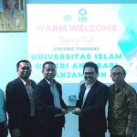 Penyerahan kenang-kenangan dari Academy of Islamic and Arabic Studies PNU untuk tamu dari UIN Antasari Banjarmasin (Foto:Muhammad Sandi Rosyadi)