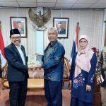 Penyerahan kenang-kenangan dari UIN Antasari untuk KJRI Songkhla (Foto:Muhammad Sandi Rosyadi)
