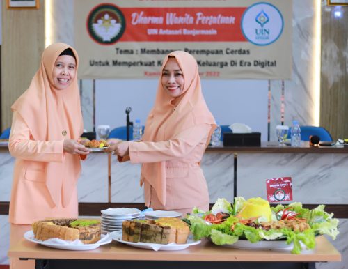 Penyerahan potongan nasi tumpeng kepada Dekan Fakultas Syariah Dr. Hj. Amelia Rahmaniah, M.H. (Foto:Humas/Zulkifli Ariyadi)