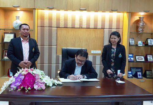 Pimpinan PNU Thailand dampingi Rektor UIN Antasari Banjarmasin mengisi buku tamu (Foto:Muhammad Sandi Rosyadi)