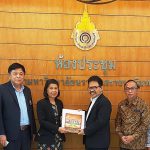 Pimpinan PNU Thailand menyerahkan kenang-kenangan untuk UIN Antasari (Foto:Muhammad Sandi Rosyadi) - kompres