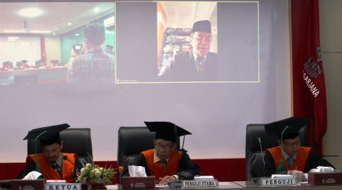Prof. Dr. H. Hamdan Anwar, M.A., penguji eksternal yang tersambung via Zoom (Foto:Humas/Zulkifli Ariyadi)