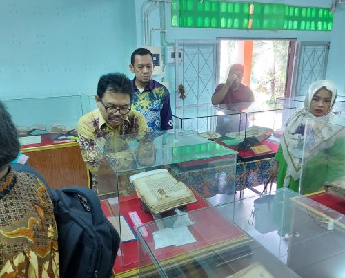 Rektor UIN Antasari Banjarmasin antusias melihat koleksi Muzium Manuskrip Al-Qur'an Narathiwat Thailand (Foto:Muhammad Sandi Rosyadi)
