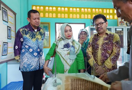 Rektor UIN Antasari Banjarmasin bersama rombongan mendengarkan penjelasan dari pengelola Muzium Manuskrip Al-Qur'an Narathiwat Thailand (Foto:Muhammad Sandi Rosyadi)