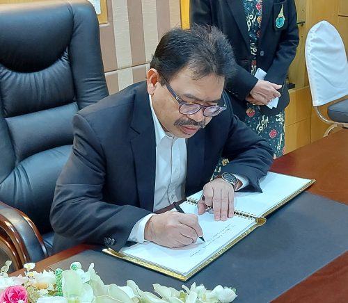 Rektor UIN Antasari Banjarmasin menuliskan kesannya saat berkunjung ke PNU Thailand (Foto:Muhammad Sandi Rosyadi)