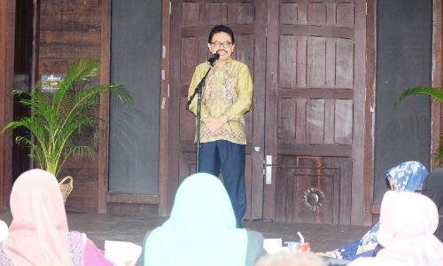 Rektor UIN Antasari Prof. Dr. H. Mujiburrahman, M.A. (Presiden AIUA) saat mengenalkan budaya Banjar (Foto-Humas-Hadi Rustami)