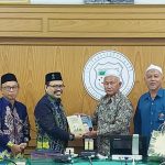 Rektor UIN Antasari Prof. Dr. H. Mujiburrahman, M.A. menyerahkan kenang-kenangan kepada pimpinan Yayasan Kebajikan Islam Yala Thailand (Foto:M. Sandi Rosyadi)