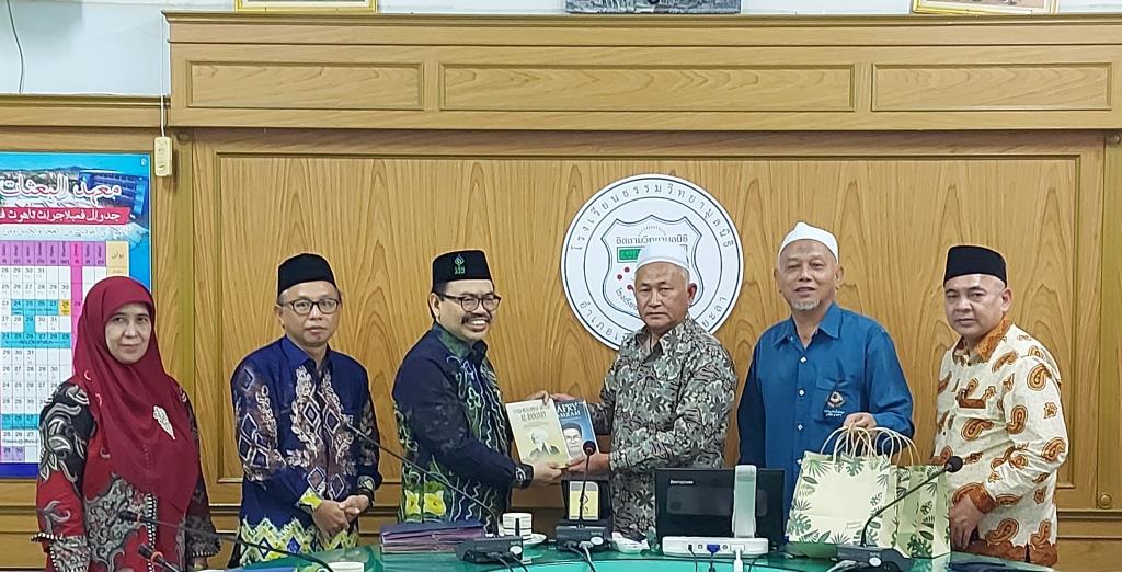 Rektor UIN Antasari Prof. Dr. H. Mujiburrahman, M.A. menyerahkan kenang-kenangan kepada pimpinan Yayasan Kebajikan Islam Yala Thailand (Foto:M. Sandi Rosyadi)