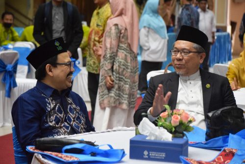 Rektor UIN Antasari Prof. Dr. H. Mujiburrahman, M.A. saat berbincang dengan Rektor Unissa Brunei Darussalam Dr. Haji Norarfan bin Haji Zainal (Foto-Humas-Hadi Rustami)