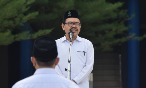 Rektor UIN Antasari Prof. Dr. H. Mujiburrahman, M.A. saat menjadi pembina upacara bulanan pegawai, Senin 05 Desember 2022 (Foto-Humas-Hadi Rustami)