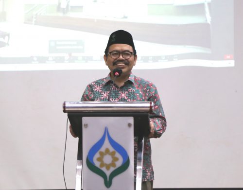 Rektor UIN Antasari Prof. Dr. H. Mujiburrahman, M.A. sedang menyampaikan sambutan (Foto:Humas/Hadi Rustami)